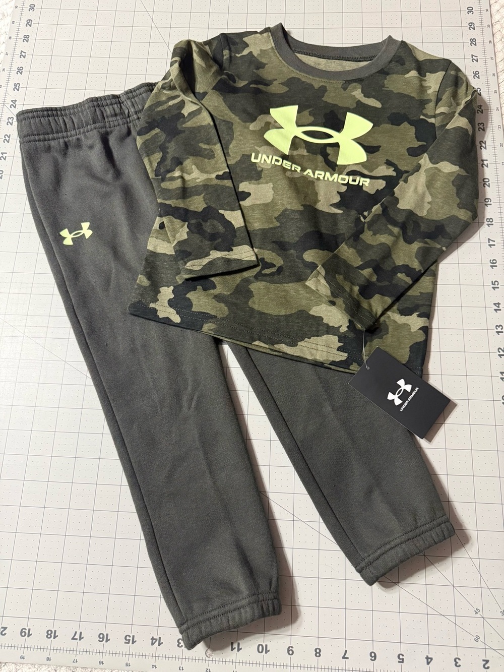 Under Armour Olive Camo Top & Gray Joggers Set with Neon Logo 0159